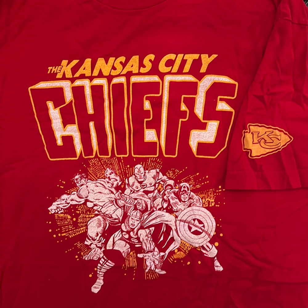 Kansas City chiefs MARVEL shirt KC CHIEFS MARVEL shirt xl nice junk food marvel